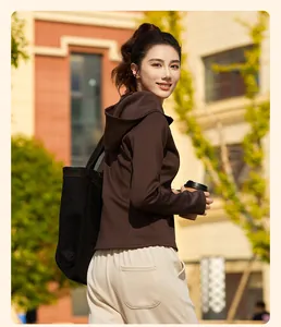 Rücken- und Seitenansicht einer braunen Fleece-Yogajacke in einer Outdoor-Lifestyle-Umgebung