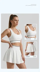 Vue détaillée d'un ensemble jupe de tennis blanche avec bordure noire à la taille