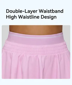 Détail d'une jupe de sport rose avec taille haute élastique confortable à double couche.
