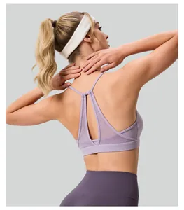 Detailansicht des atmungsaktiven Netz-Ausschnitts am Rücken des lavendelfarbenen Yoga-Sport-BHs.