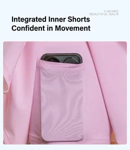 Gros plan d'une jupe de sport rose avec short intégré et poche latérale pour téléphone