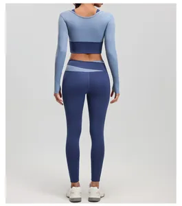 Vue arrière d'un ensemble de yoga bleu deux pièces avec haut court et leggings