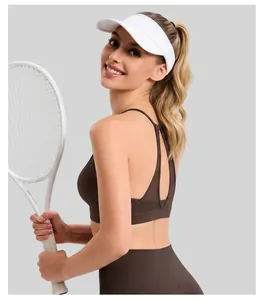 Detail eines braunen Sport-BHs mit Mesh-Ausschnitt für Fitness und Yoga-Rücken