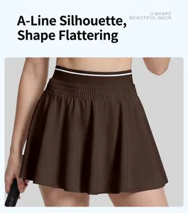 Détail d'une jupe de tennis plissée marron à taille haute et ceinture contrastée
