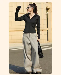 Schmal geschnittene Kapuzen-Yoga-Jacke mit warmem Fleecefutter am Modell gezeigt