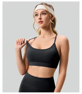 Hochwertige Nahaufnahme eines schwarzen Sport-BHs mit dünnen Trägern und breitem Band