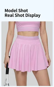 Gros plan d'une jupe de tennis rose à taille haute avec une double ceinture élastique