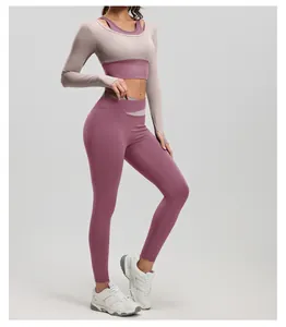Vue complète de l'ensemble de yoga avec un haut à manches longues et un legging gainant