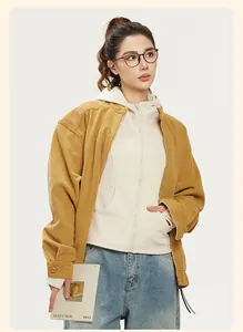 Nahaufnahme einer beigen Slim-Fit-Kapuzen-Yogajacke unter einer gelben Cordjacke.