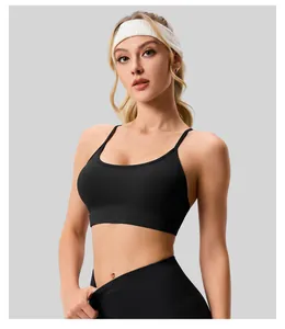 Frontalansicht eines schwarzen Sport-BHs mit Mesh-Details an einem Fitness-Model