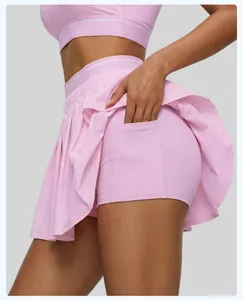 Vue détaillée de la poche latérale fonctionnelle sur la jupe de tennis rose pour femme
