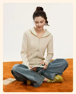 Detailansicht einer cremefarbenen Fleece-Yoga-Jacke mit Kapuze für Damen im Herbst im Freien