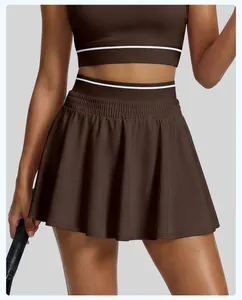 Vue détaillée de la jupe de tennis marron avec double taille et rayures blanches fines