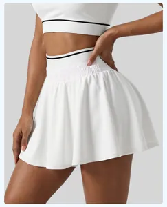 Vue détaillée d'une jupe de tennis blanche avec double taille contrastée et plis.