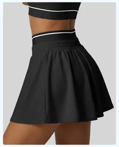 Vue détaillée d'une jupe de tennis noire avec double taille contrastée pour femme.