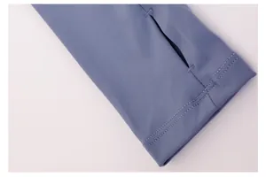Détail rapproché de la manche du haut de yoga avec trou pour le pouce et coutures