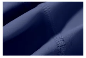 Gros plan sur les coutures plates d'un haut de yoga bleu marine extensible