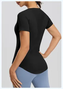 Λεπτομέρεια πλάτης μαύρου αθλητικού T-shirt slim-fit με διαπνέον πλέγμα