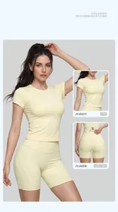 Camiseta deportiva amarilla ajustada de cuello redondo y pantalones cortos de yoga set