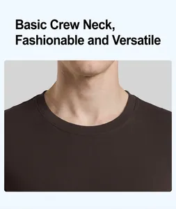 Primer plano del cuello redondo de una camiseta deportiva ajustada de secado rápido