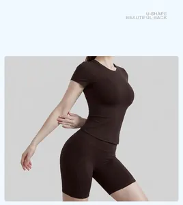 Vista lateral detallada de una camiseta deportiva marrón de corte entallado para mujer