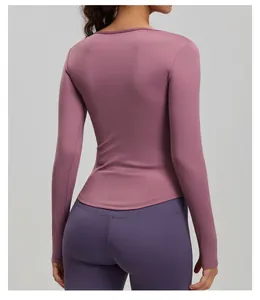 Rückansicht eines mauvefarbenen, langärmeligen Slim-Fit Yoga-Tops mit geschwungenem Saum