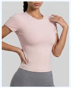 Vista detallada de la camiseta deportiva rosa de secado rápido para yoga y fitness