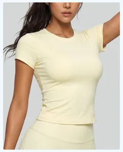 Primer plano de una camiseta deportiva de yoga de secado rápido y corte entallado amarillo