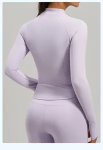 Vista trasera de chaqueta de yoga lavanda y leggings a juego con costuras deportivas