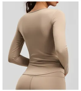 Rückansicht eines beige Langarm-Yoga-Oberteils mit Fokus auf die schmale Passform.