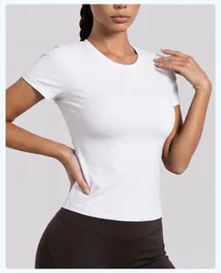 Vista detallada de una camiseta deportiva blanca ajustada de secado rápido para mujer