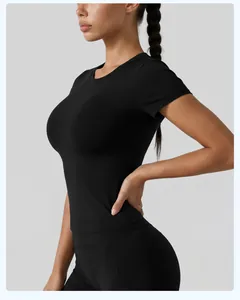 Vista lateral de una camiseta deportiva negra de manga corta para mujer, ajuste ceñido.