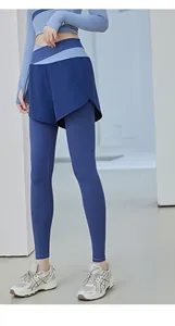Vista dettagliata dei leggings yoga 2 in 1 blu color block con pantaloncini da corsa