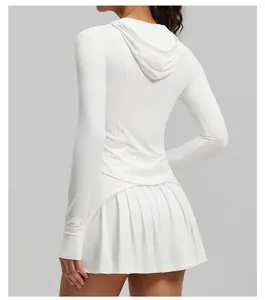 Détail de la vue arrière du sweat à capuche blanc protection solaire UPF 200+ avec jupe