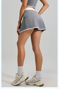 Jupe de tennis athlétique grise à taille haute avec short intégré et bordure blanche