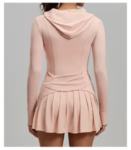 Vue arrière d'une veste de protection solaire rose à capuche et d'une jupe plissée