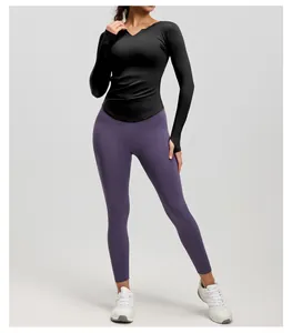 Detailansicht des schwarzen langärmeligen Yoga-Tops mit V-Ausschnitt für Damen.