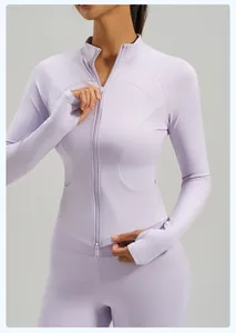 Detalle de chaqueta de yoga ajustada violeta claro con doble cremallera y orificios para pulgar