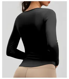 Rückansicht eines schwarzen langärmeligen Yoga-Tops mit eng anliegender Passform.