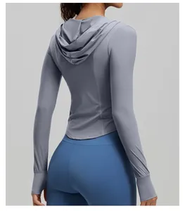 Vue arrière d'une veste de fitness grise avec capuche et protection solaire UPF200+