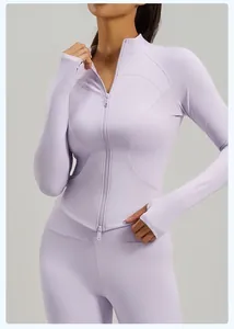 Primer plano de chaqueta de yoga lavanda ajustada con cremallera doble y orificios para pulgar