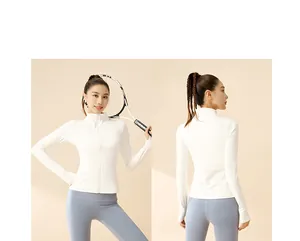 Détails avant et arrière d'une veste de sport de yoga blanche à manches longues