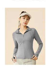 Détail de studio professionnel d'une veste de yoga de sport grise respirante avec fermeture