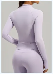 Vista trasera de una chaqueta deportiva de yoga lila ajustada con costuras planas