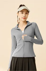 Vue détaillée d'une veste de yoga grise respirante avec coupe ajustée et passe-pouces