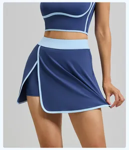 Détail d'une jupe-short de sport bleu marine avec bordure bleu clair pour le yoga.