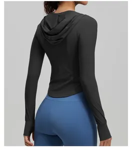 Vue arrière de la veste de protection solaire noire UPF 200+ ajustée avec capuche