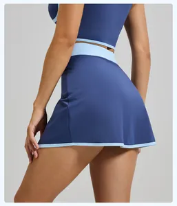 Vue arrière d'une jupe-short de yoga bleue à taille haute avec des bordures.