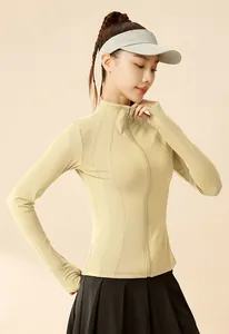 Veste de sport de yoga respirante et ajustée pour femmes avec fermeture éclair beige.