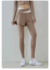 Dettaglio dei leggings da yoga due-in-uno marroni con vita incrociata per il fitness